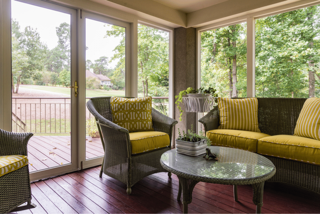 5 Reasons to Install a Screened Deck