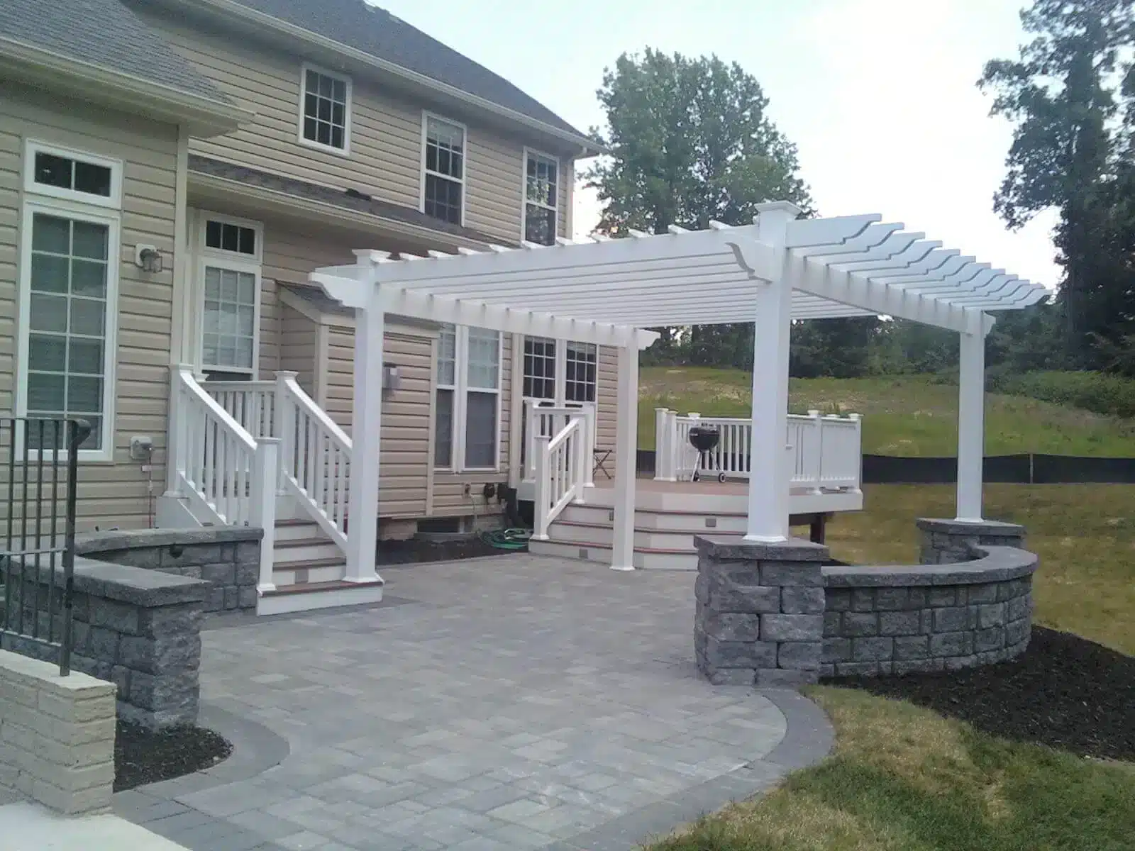 Deck-railings-contractors-deck-lighting-installation-and-deck-features-near-me-in-Upper Marlboro-MD
